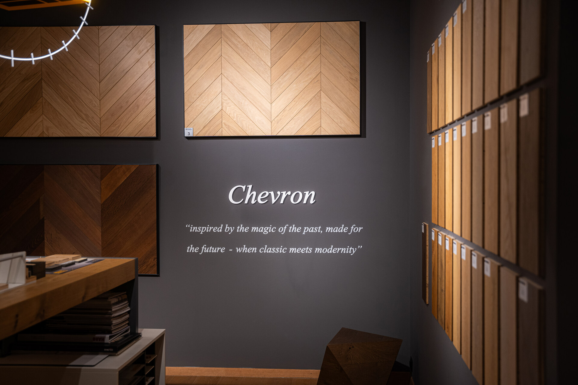 პარკეტის საჩვენებელი კედელი — Chevron — Design Avenue-ის შოურუმი